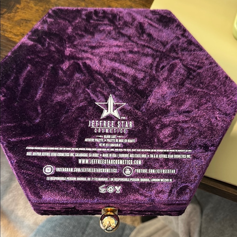 Jeffree Star Luxurious blood lust palette -  velvet Hexagon